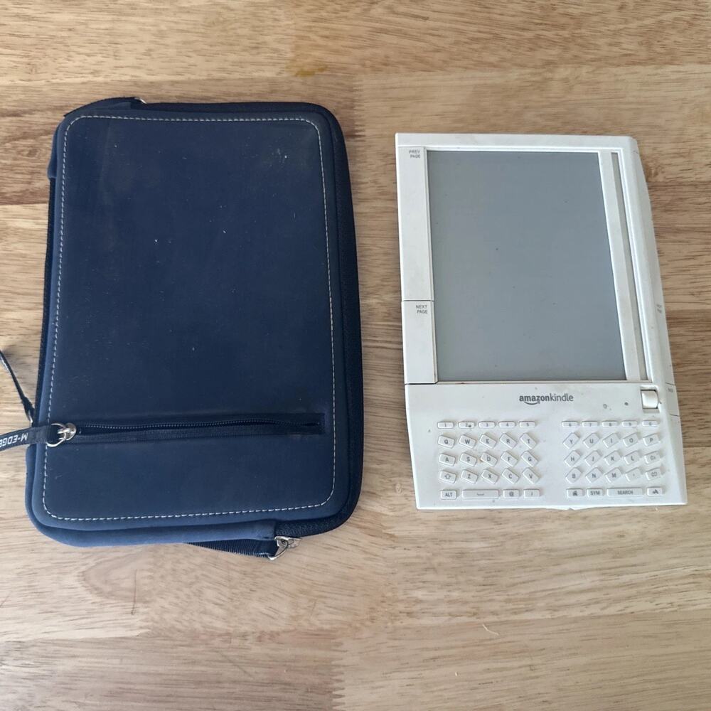 Amazon Kindle First Generation White Model D00111 Vintage Collectors